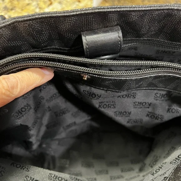 Michael Kors Black Tote Bag with Structured Design - Picture 6 of 7